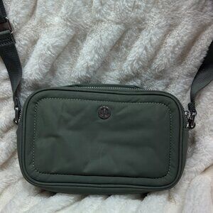 lululemon Crossbody Camera Bag 2L - Grey Sage with Orange Interior